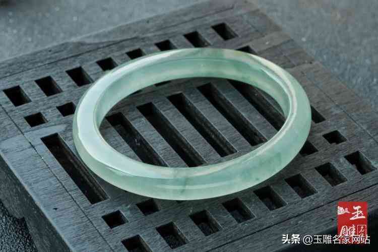 贵妃手镯和圆镯哪种好(贵妃镯和圆镯哪个舒服)插图2