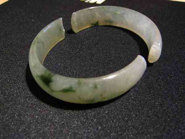 玉镯断了怎么处理吉利(玉镯子断了有什么寓意)