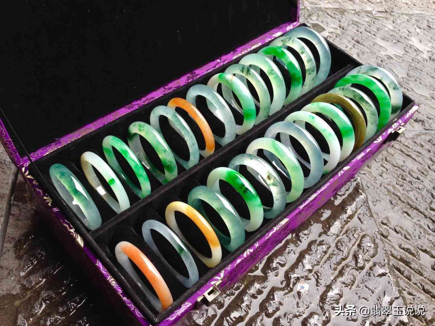 翡翠手镯戴左手还是右手(玉手镯戴左手好还是右手好)