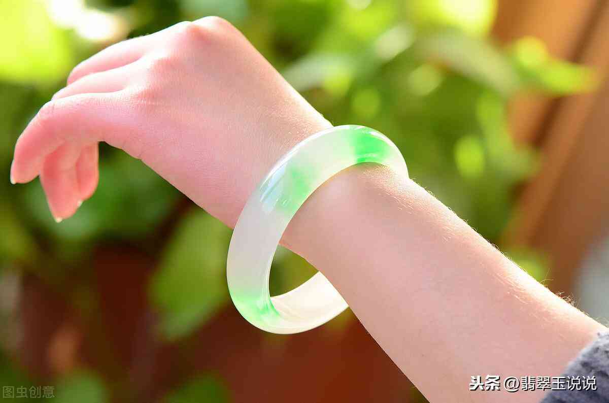 翡翠手镯戴左手还是右手(玉手镯戴左手好还是右手好)插图1 翡翠手镯戴左手还是右手(玉手镯戴左手好还是右手好)插图1