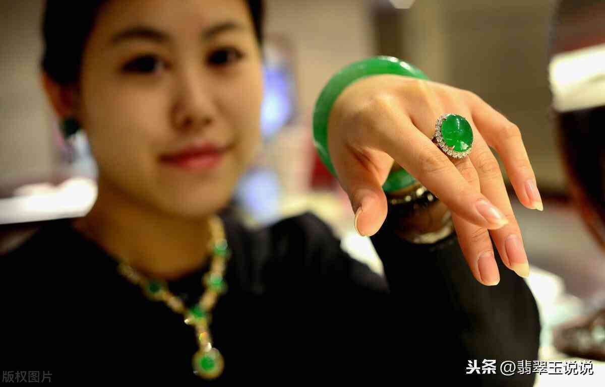 翡翠手镯戴左手还是右手(玉手镯戴左手好还是右手好)插图2 翡翠手镯戴左手还是右手(玉手镯戴左手好还是右手好)插图2