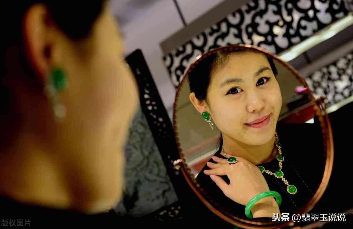 翡翠手镯戴左手还是右手(玉手镯戴左手好还是右手好)插图4 翡翠手镯戴左手还是右手(玉手镯戴左手好还是右手好)插图4