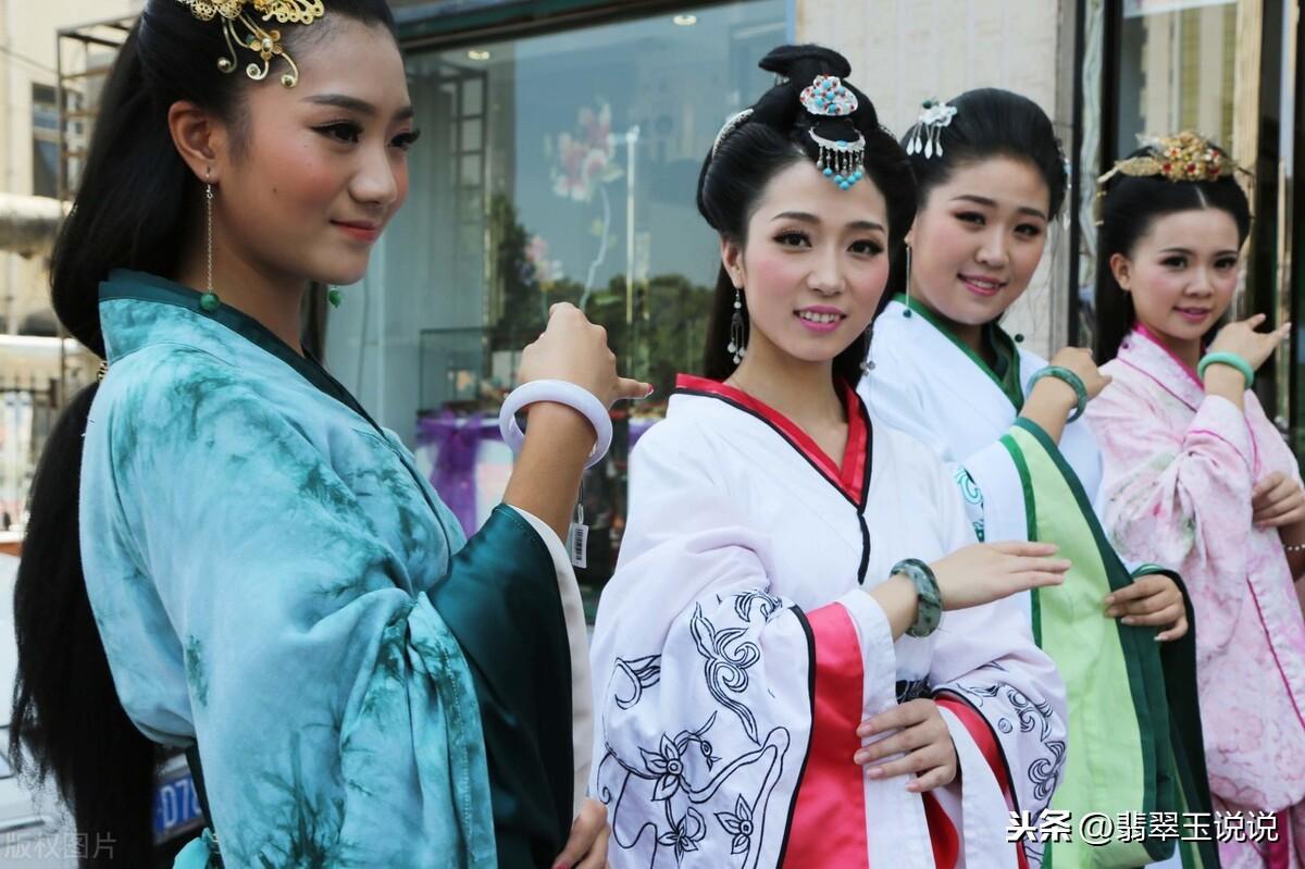 翡翠手镯戴左手还是右手(玉手镯戴左手好还是右手好)插图5 翡翠手镯戴左手还是右手(玉手镯戴左手好还是右手好)插图5