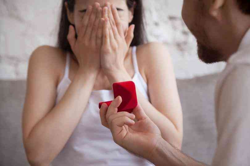 男人戴戒指恶心(男生戴戒指会显得很怪嘛)插图2