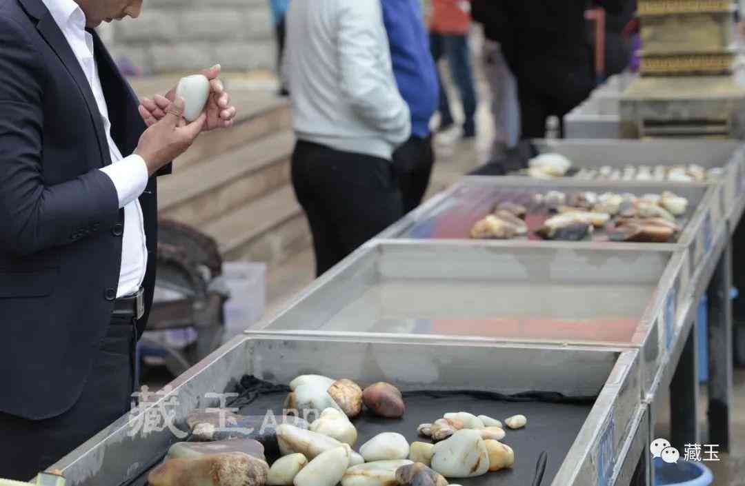 和田玉籽料根本卖不掉(和田玉什么颜色最贵依次顺序)插图4 和田玉籽料根本卖不掉(和田玉什么颜色最贵依次顺序)插图4