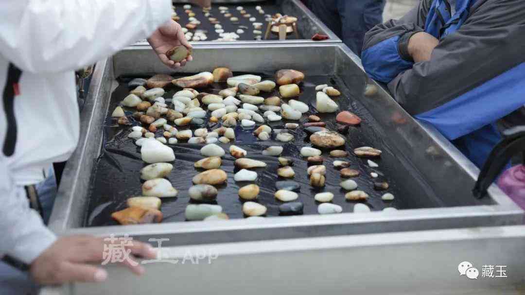 和田玉籽料根本卖不掉(和田玉什么颜色最贵依次顺序)插图5 和田玉籽料根本卖不掉(和田玉什么颜色最贵依次顺序)插图5