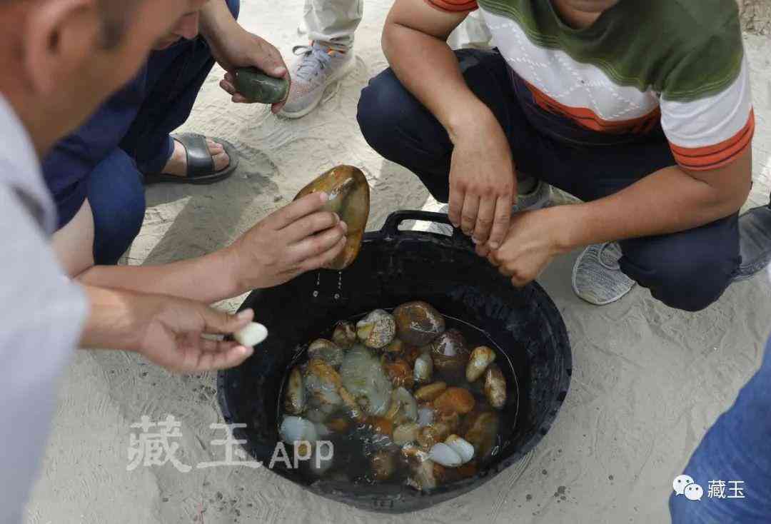 和田玉籽料根本卖不掉(和田玉什么颜色最贵依次顺序)插图6 和田玉籽料根本卖不掉(和田玉什么颜色最贵依次顺序)插图6