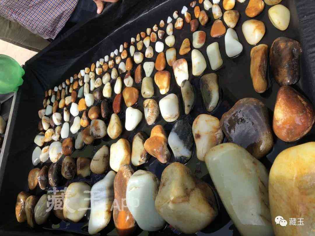 和田玉籽料根本卖不掉(和田玉什么颜色最贵依次顺序)插图7 和田玉籽料根本卖不掉(和田玉什么颜色最贵依次顺序)插图7