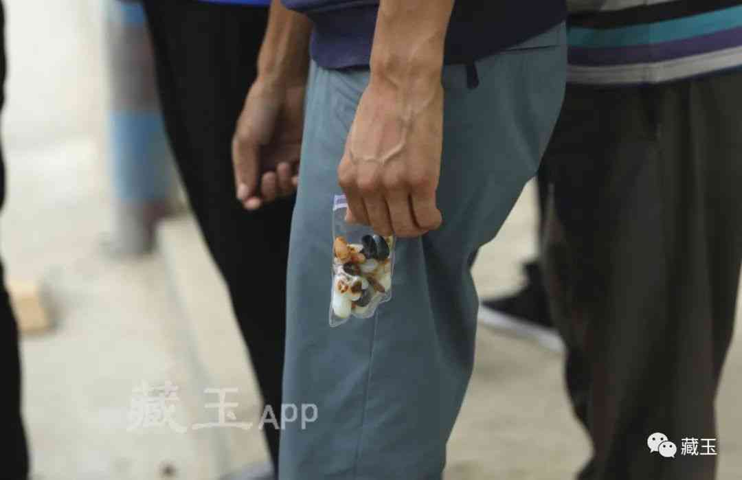 和田玉籽料根本卖不掉(和田玉什么颜色最贵依次顺序)插图8 和田玉籽料根本卖不掉(和田玉什么颜色最贵依次顺序)插图8