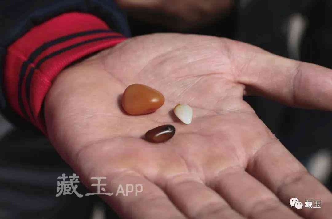 和田玉籽料根本卖不掉(和田玉什么颜色最贵依次顺序)插图10 和田玉籽料根本卖不掉(和田玉什么颜色最贵依次顺序)插图10