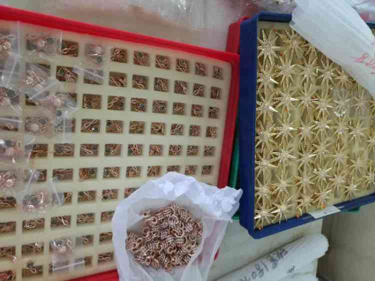 施华洛世奇项链真假(施华洛世奇天鹅项链价钱)插图2 施华洛世奇项链真假(施华洛世奇天鹅项链价钱)插图2