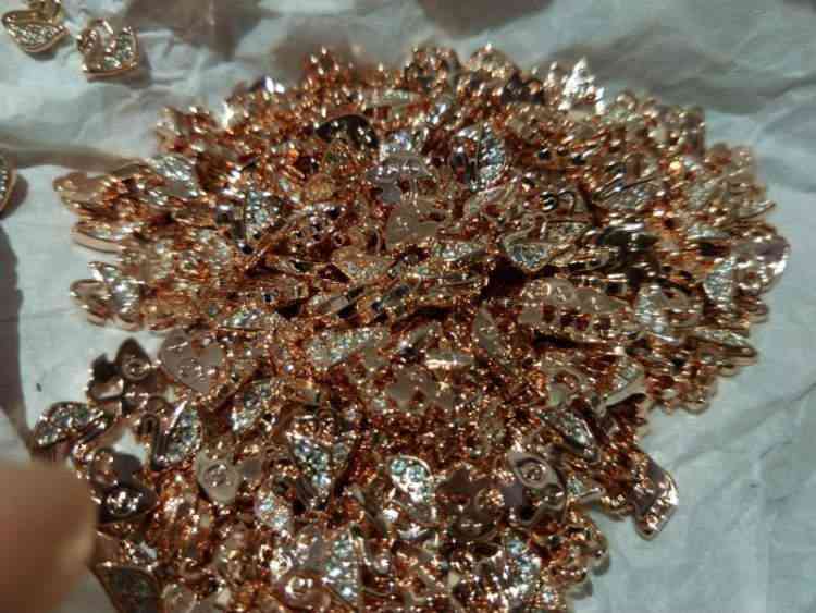 施华洛世奇项链真假(施华洛世奇天鹅项链价钱)插图3 施华洛世奇项链真假(施华洛世奇天鹅项链价钱)插图3