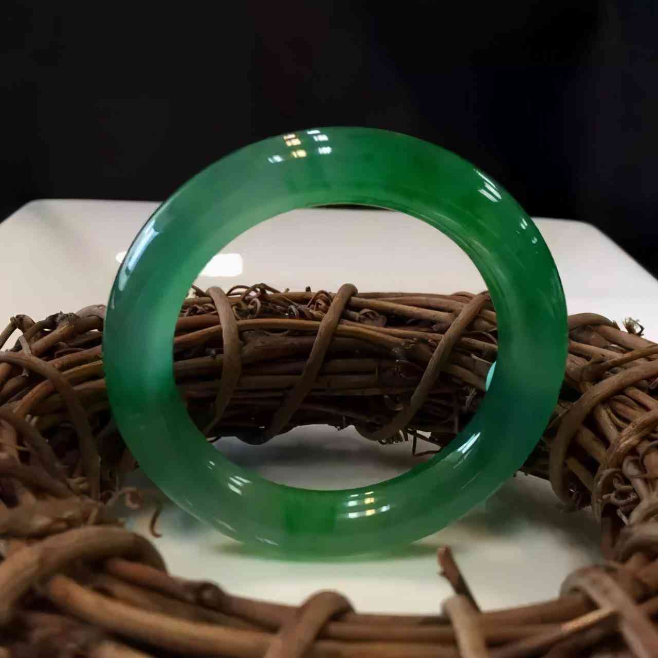 女人戴翡翠手镯有什么好处(长期戴翡翠的七大好处和功效)