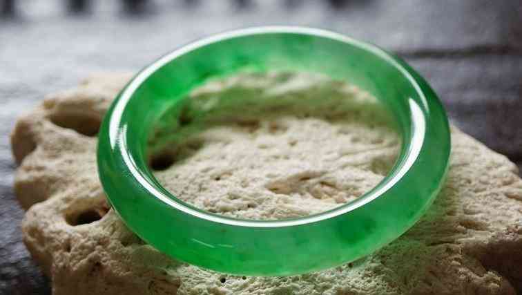 女人戴翡翠手镯有什么好处(长期戴翡翠的七大好处和功效)插图1 女人戴翡翠手镯有什么好处(长期戴翡翠的七大好处和功效)插图1