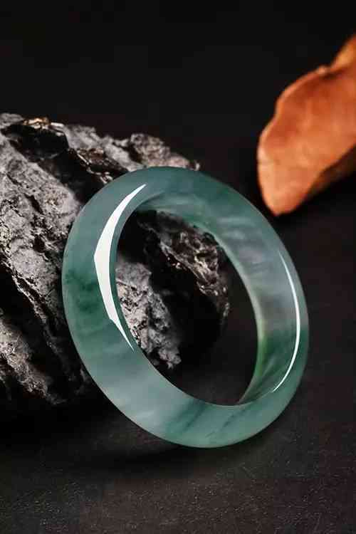 女人戴翡翠手镯有什么好处(长期戴翡翠的七大好处和功效)插图2 女人戴翡翠手镯有什么好处(长期戴翡翠的七大好处和功效)插图2