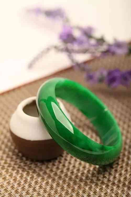 女人戴翡翠手镯有什么好处(长期戴翡翠的七大好处和功效)插图3 女人戴翡翠手镯有什么好处(长期戴翡翠的七大好处和功效)插图3