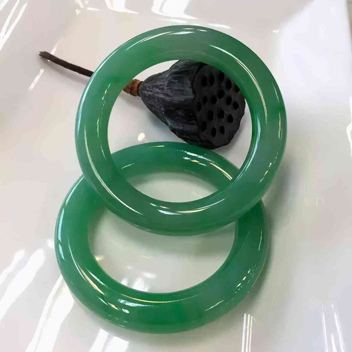 女人戴翡翠手镯有什么好处(长期戴翡翠的七大好处和功效)插图5 女人戴翡翠手镯有什么好处(长期戴翡翠的七大好处和功效)插图5