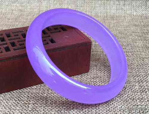 冰种翡翠手镯(冰种翡翠手镯图片)插图8 冰种翡翠手镯(冰种翡翠手镯图片)插图8