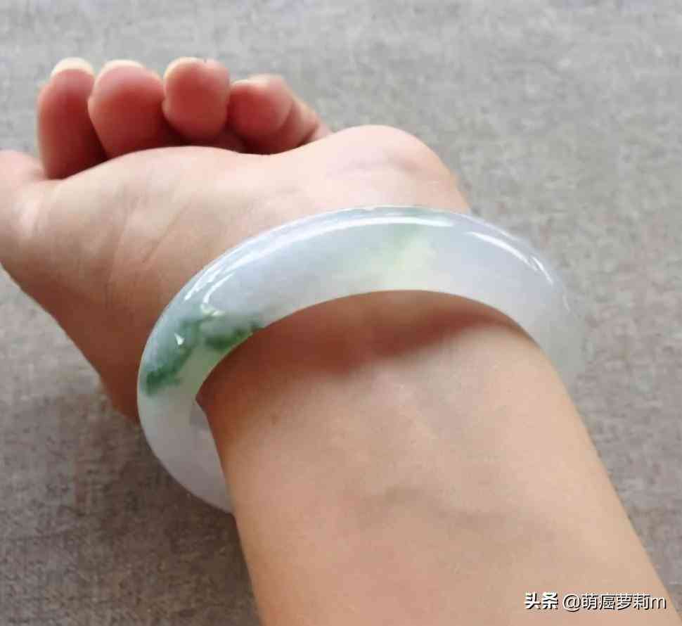 翡翠手镯的功效和作用(翡翠手镯真的对身体好吗)插图1 翡翠手镯的功效和作用(翡翠手镯真的对身体好吗)插图1