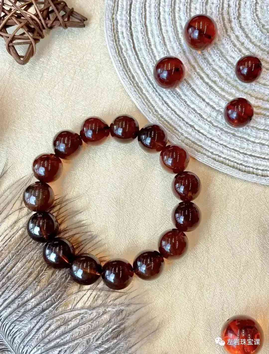 波罗的海血珀(波罗的海血珀有风化纹吗)插图16 波罗的海血珀(波罗的海血珀有风化纹吗)插图16