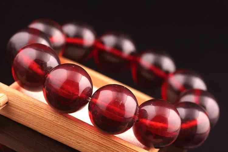 南红与血珀哪个档次高(南红玛瑙和血珀哪个好)插图2