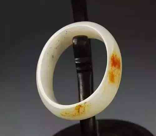 女士手镯尺寸一般多少(110斤女生戴多大手镯)插图1