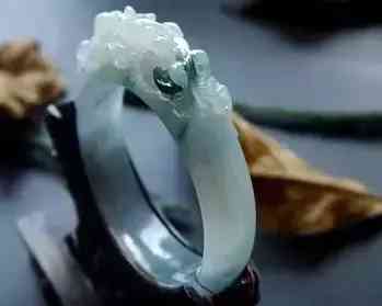 女士手镯尺寸一般多少(110斤女生戴多大手镯)插图6