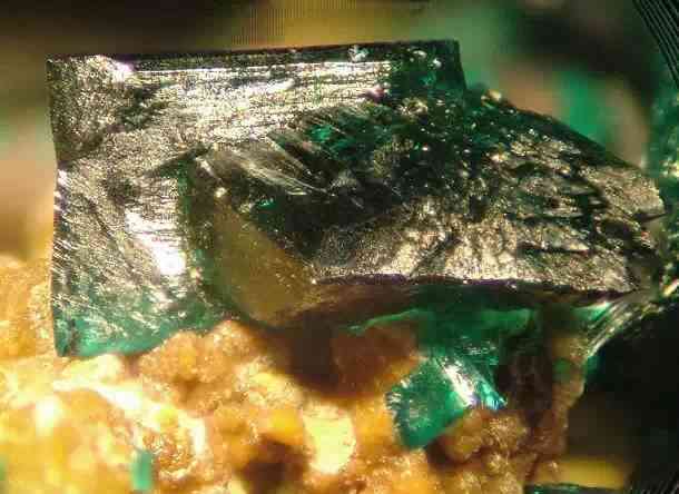 彩萤石的功效与作用(彩萤石的功效与作用图片)插图29