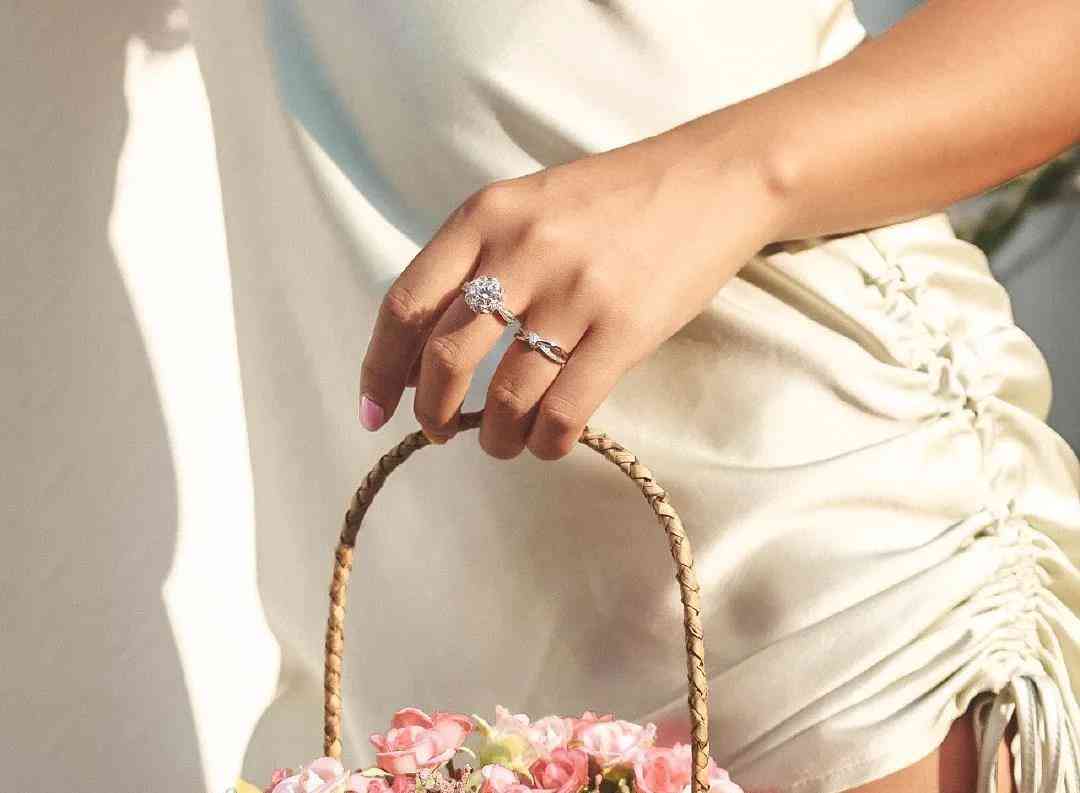 戒指戴在右手中指是什么意思(每个手指戴戒指的含义)插图2 戒指戴在右手中指是什么意思(每个手指戴戒指的含义)插图2