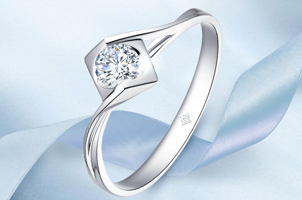 戒指戴在右手中指是什么意思(每个手指戴戒指的含义)插图3 戒指戴在右手中指是什么意思(每个手指戴戒指的含义)插图3