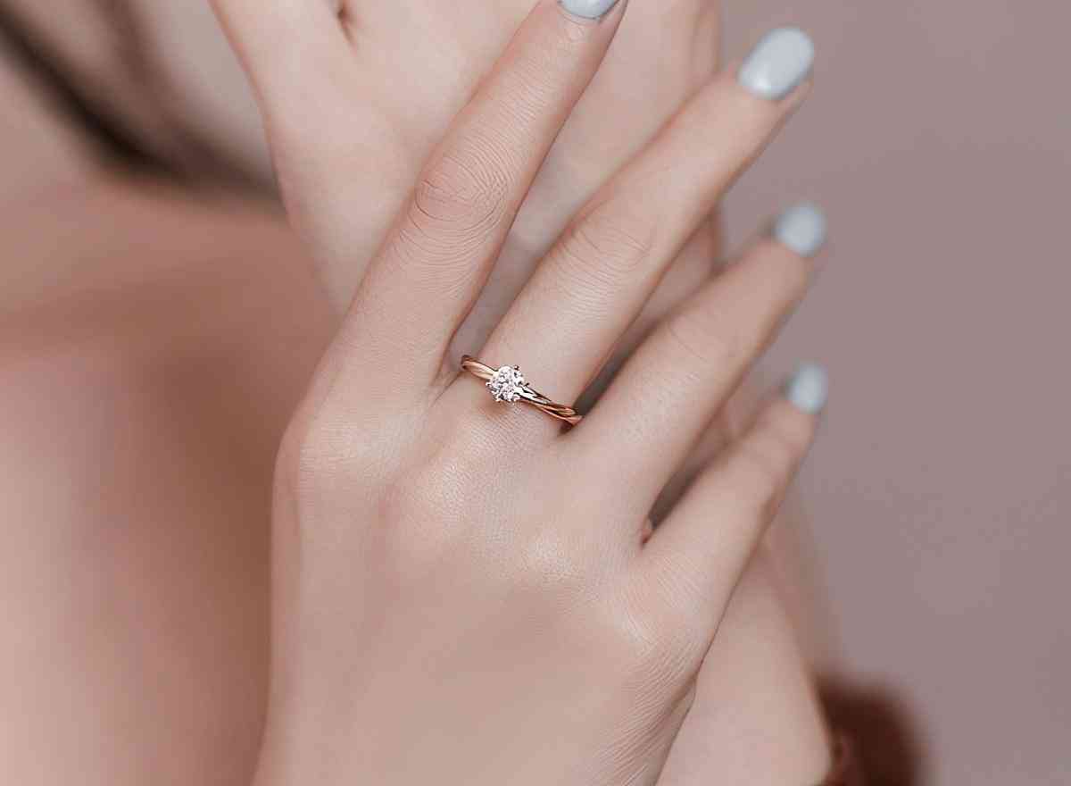 戒指戴在右手中指是什么意思(每个手指戴戒指的含义)插图4 戒指戴在右手中指是什么意思(每个手指戴戒指的含义)插图4