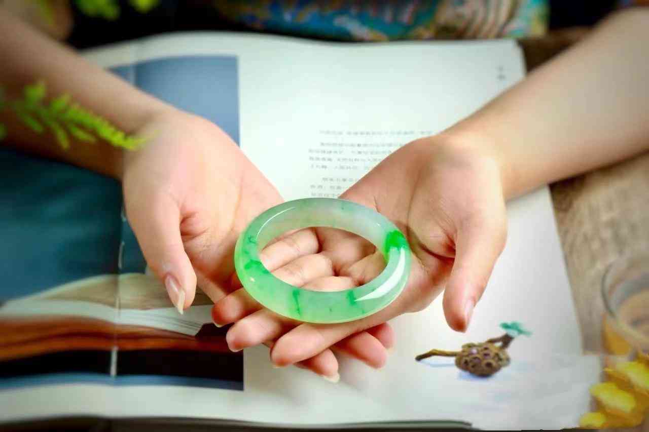 翡翠手镯怎么鉴别(ab货翡翠手镯是怎么鉴别)插图8