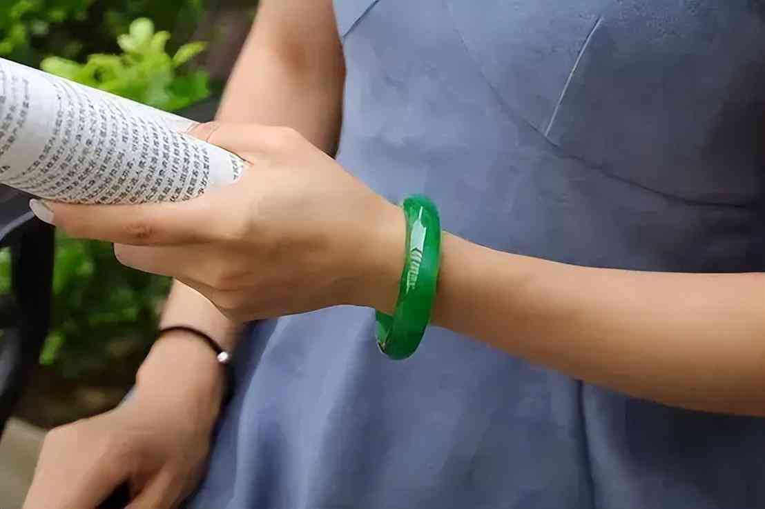 翡翠如何保养会越来越润(翡翠怎么看值不值钱)