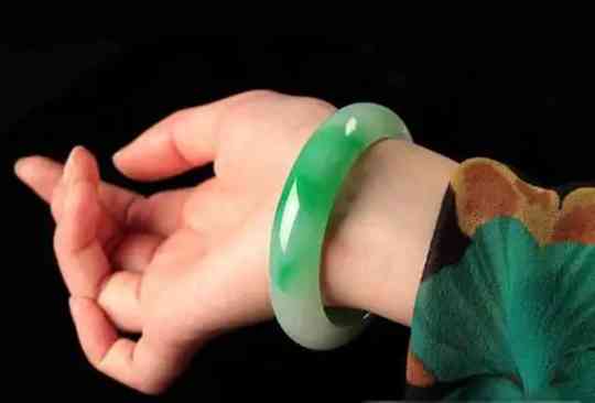 翡翠如何保养会越来越润(翡翠怎么看值不值钱)插图2