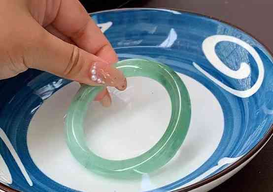 翡翠如何保养会越来越润(翡翠怎么看值不值钱)插图3