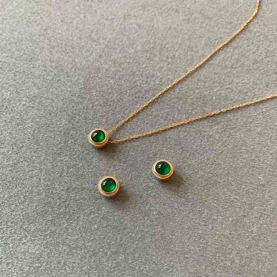 玉和翡翠有什么区别(玉和翡翠有什么区别哪个价值大一点)插图4