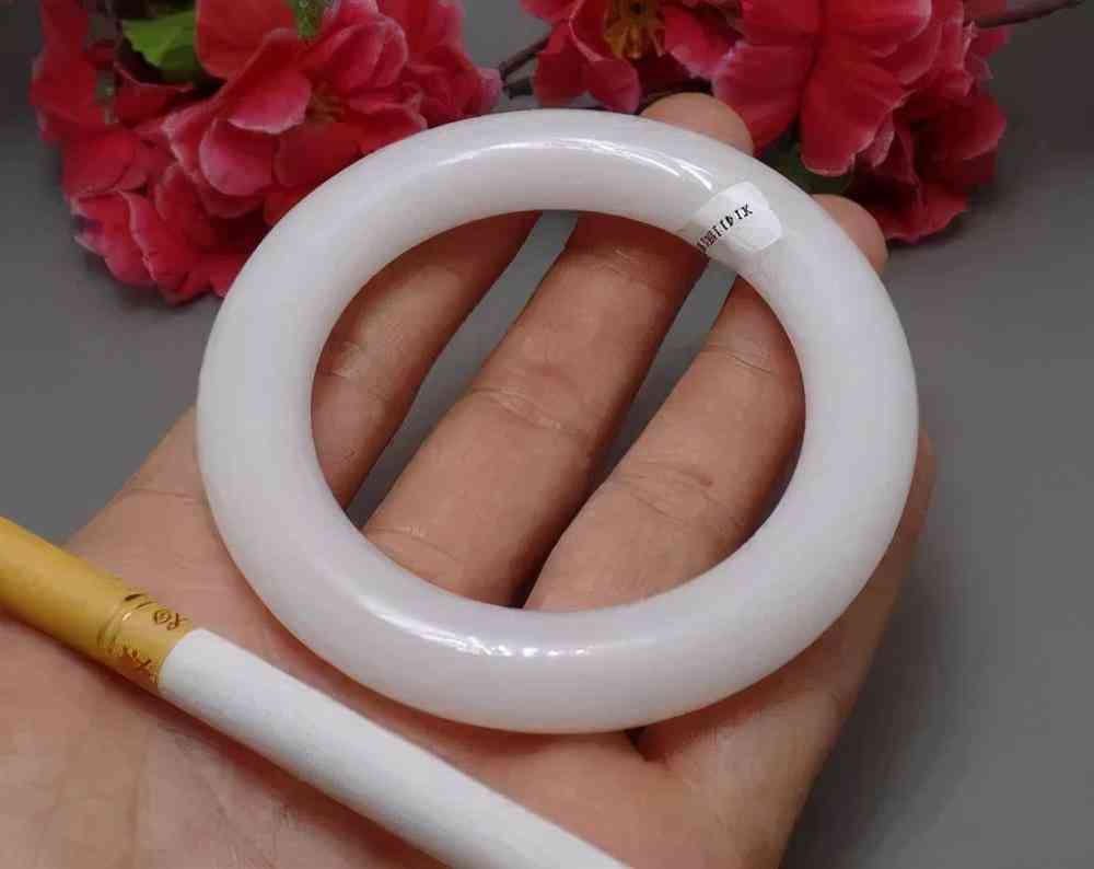 石英岩玉和翡翠哪个好(石英岩玉是翡翠吗)