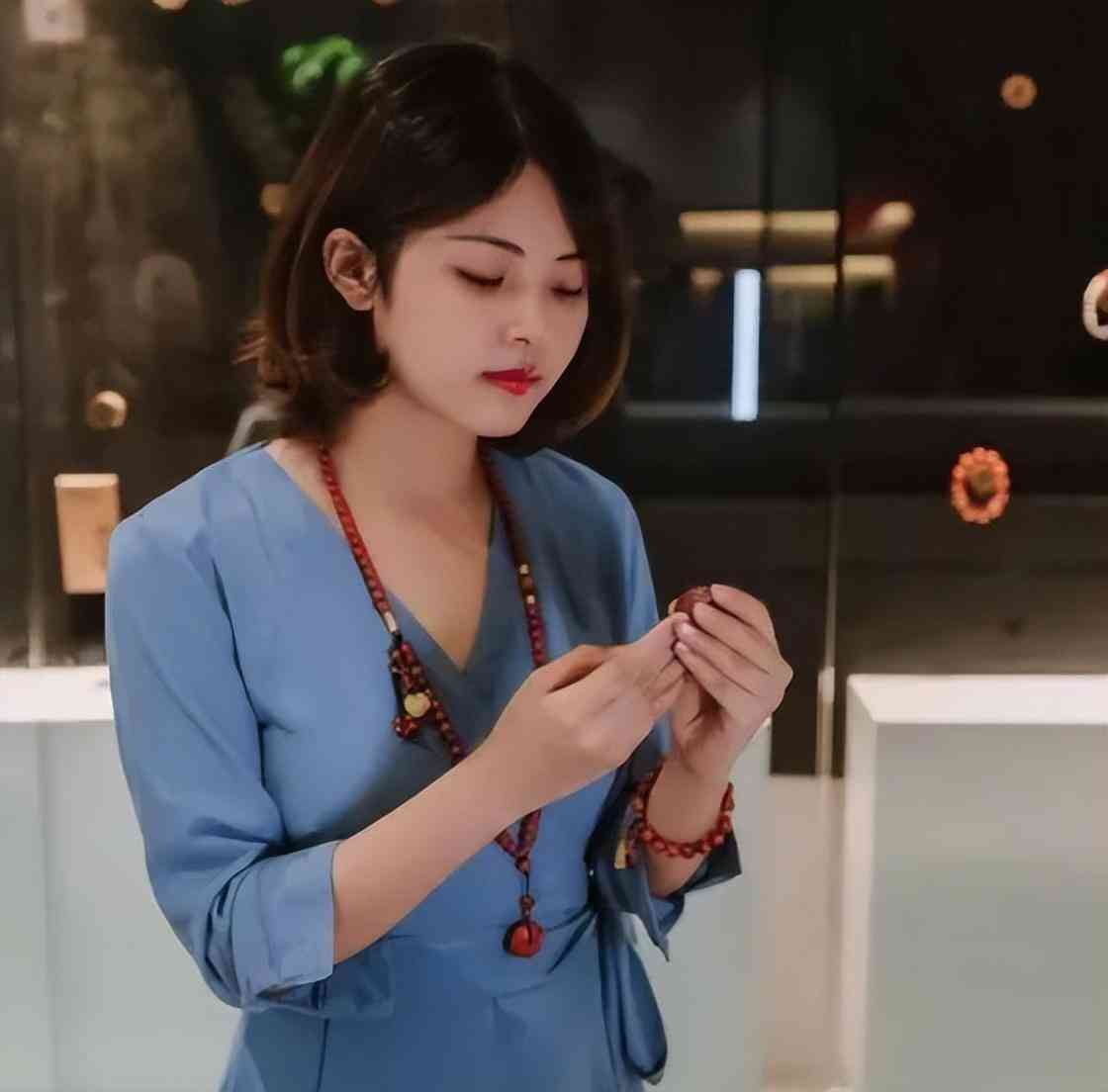 玛瑙手链戴哪只手(南红玛瑙手链戴哪只手)