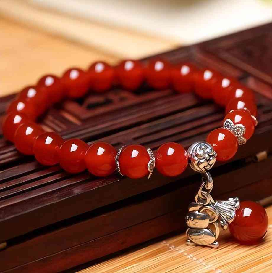 玛瑙手链戴哪只手(南红玛瑙手链戴哪只手)插图1 玛瑙手链戴哪只手(南红玛瑙手链戴哪只手)插图1