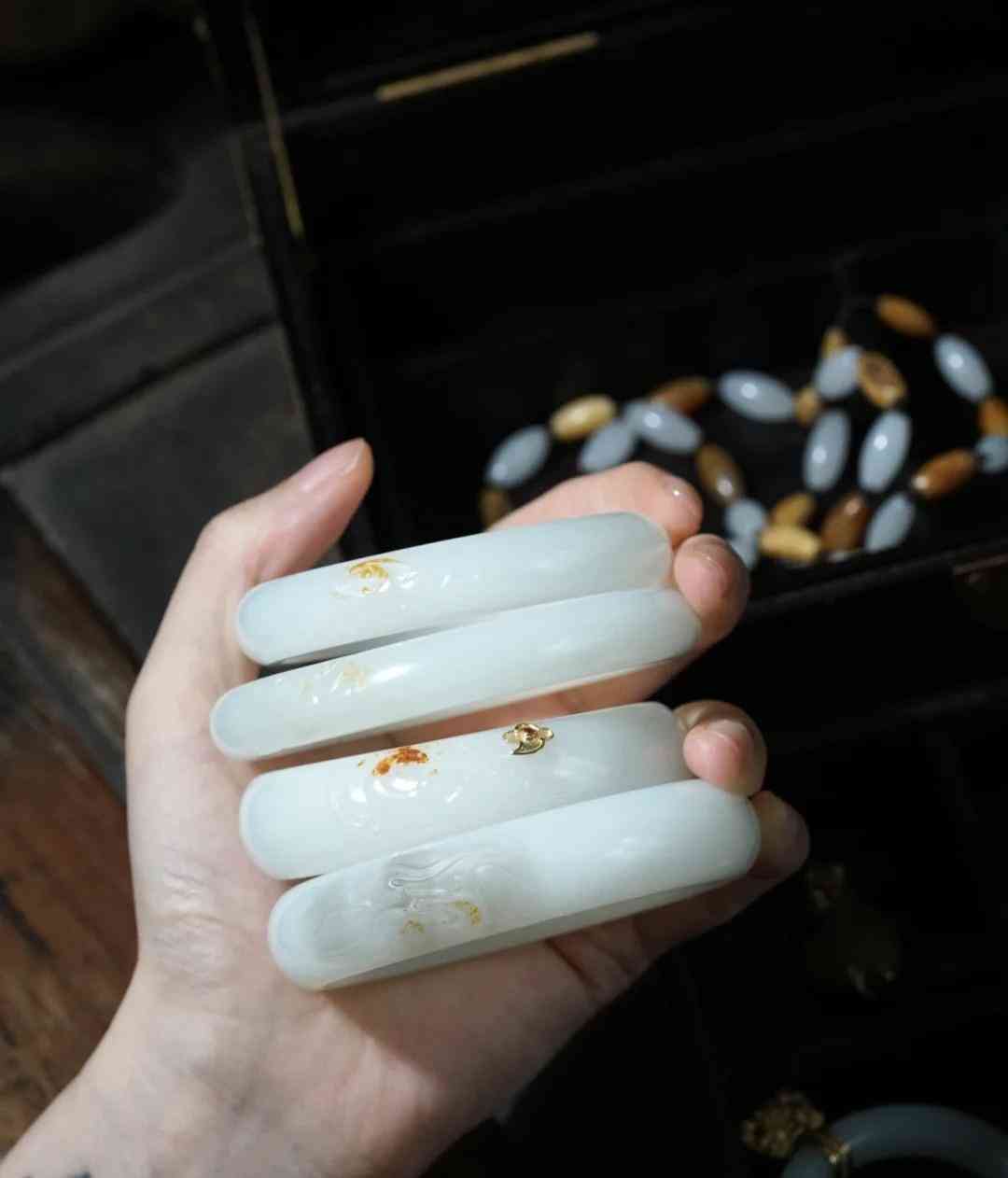 玉手镯真假鉴定(玉手镯辨真假)插图4 玉手镯真假鉴定(玉手镯辨真假)插图4