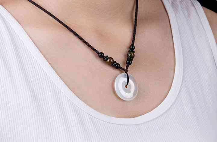 翡翠玉镯怎么保养才能变得透亮(用手机灯光鉴别翡翠)