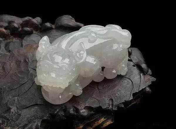 翡翠貔貅吊坠的佩戴方法(翡翠貔貅吊坠大全)插图2