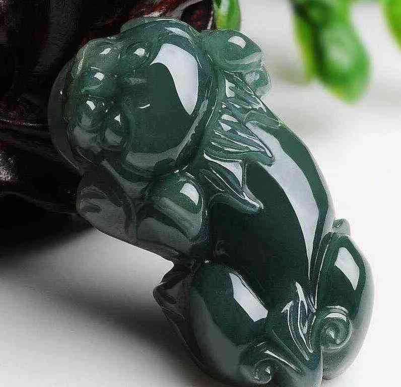 翡翠貔貅吊坠的佩戴方法(翡翠貔貅吊坠大全)插图3