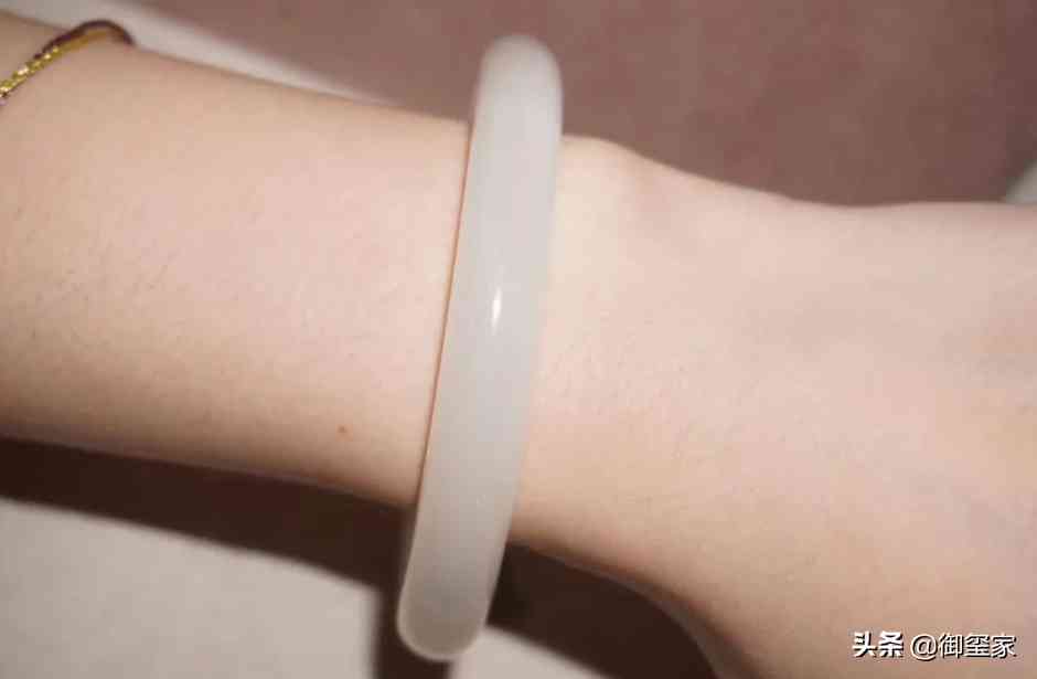 和田玉的手镯多少钱(和田玉的手镯多少钱一只)插图1 和田玉的手镯多少钱(和田玉的手镯多少钱一只)插图1