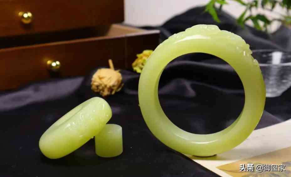 和田玉的手镯多少钱(和田玉的手镯多少钱一只)插图2 和田玉的手镯多少钱(和田玉的手镯多少钱一只)插图2