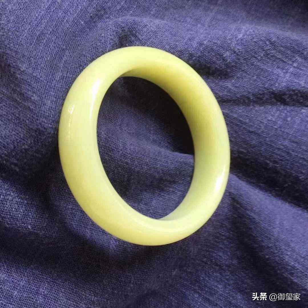 和田玉的手镯多少钱(和田玉的手镯多少钱一只)插图3 和田玉的手镯多少钱(和田玉的手镯多少钱一只)插图3