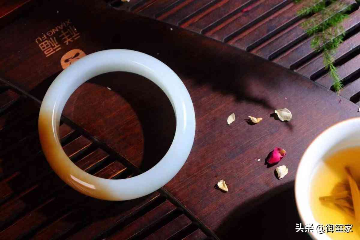 和田玉的手镯多少钱(和田玉的手镯多少钱一只)插图4 和田玉的手镯多少钱(和田玉的手镯多少钱一只)插图4