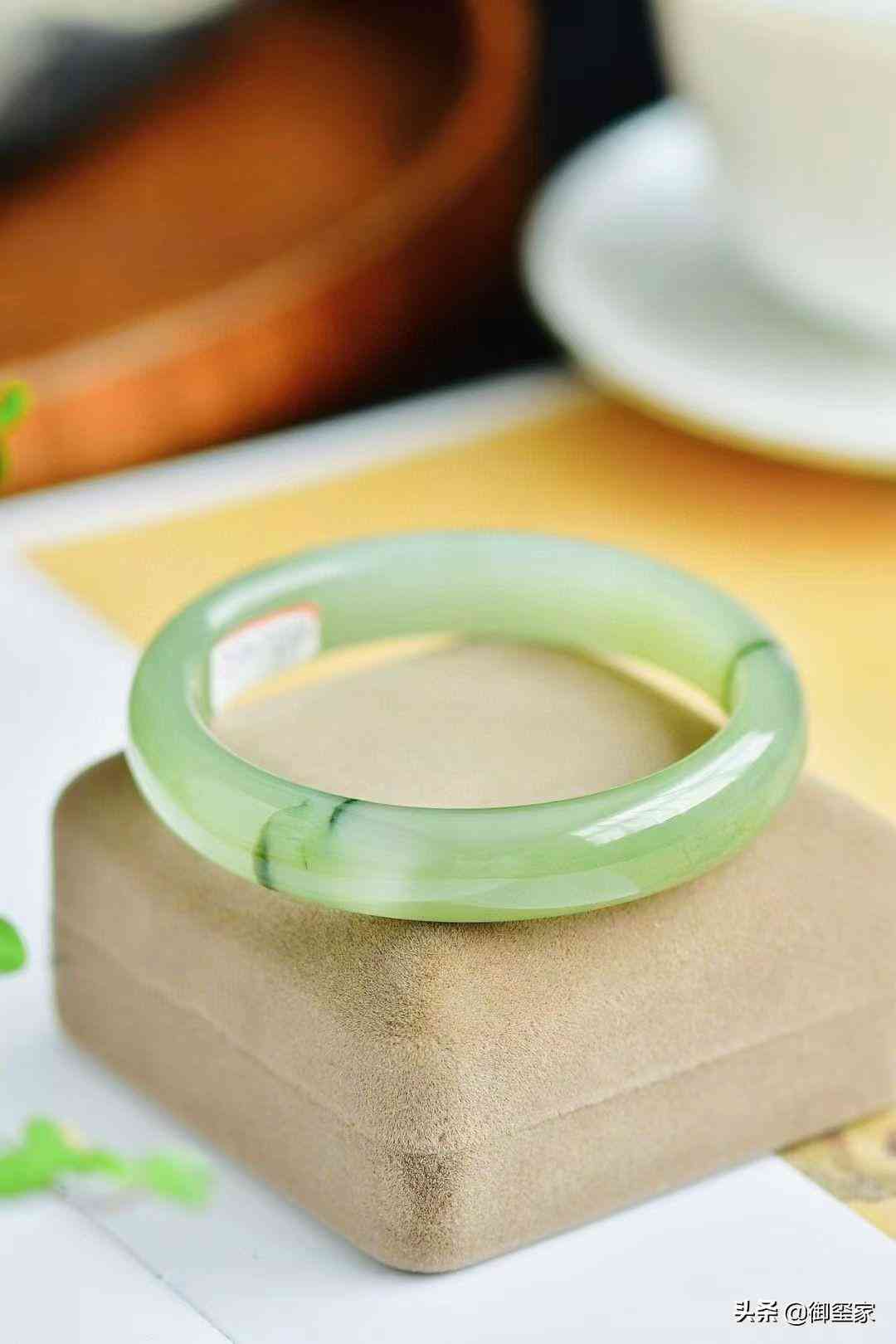 和田玉的手镯多少钱(和田玉的手镯多少钱一只)插图5 和田玉的手镯多少钱(和田玉的手镯多少钱一只)插图5