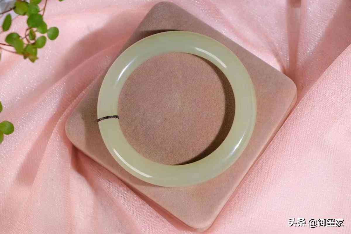 和田玉的手镯多少钱(和田玉的手镯多少钱一只)插图6 和田玉的手镯多少钱(和田玉的手镯多少钱一只)插图6