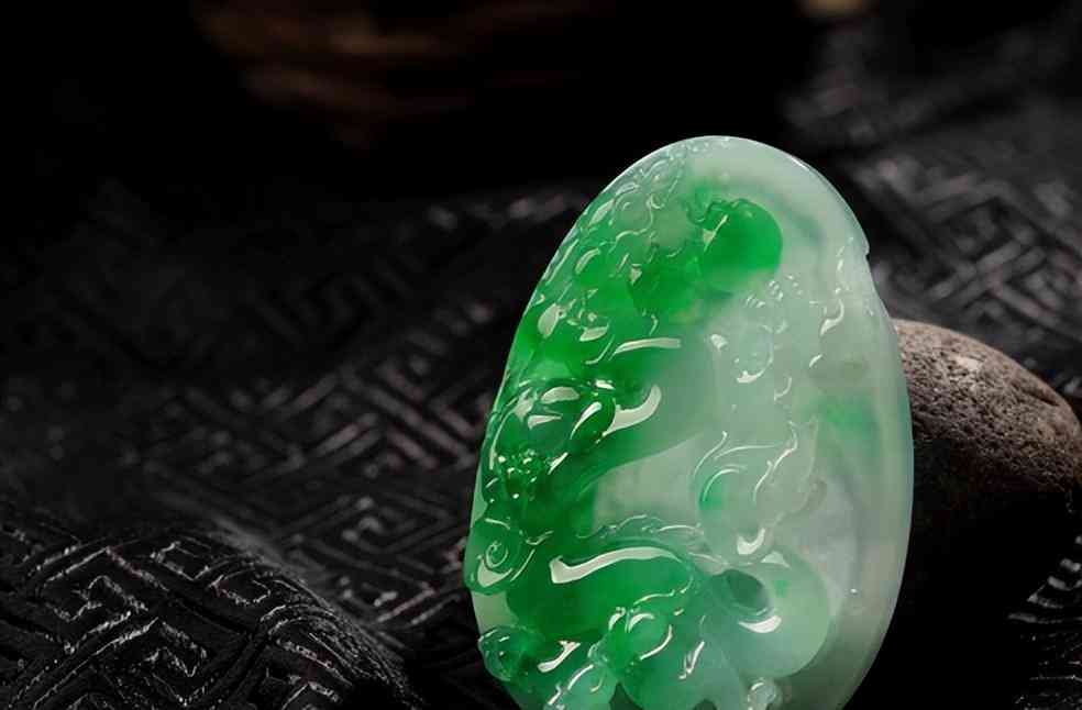 翡翠如何看品质好与不好(翡翠与玉石的区别)插图3
